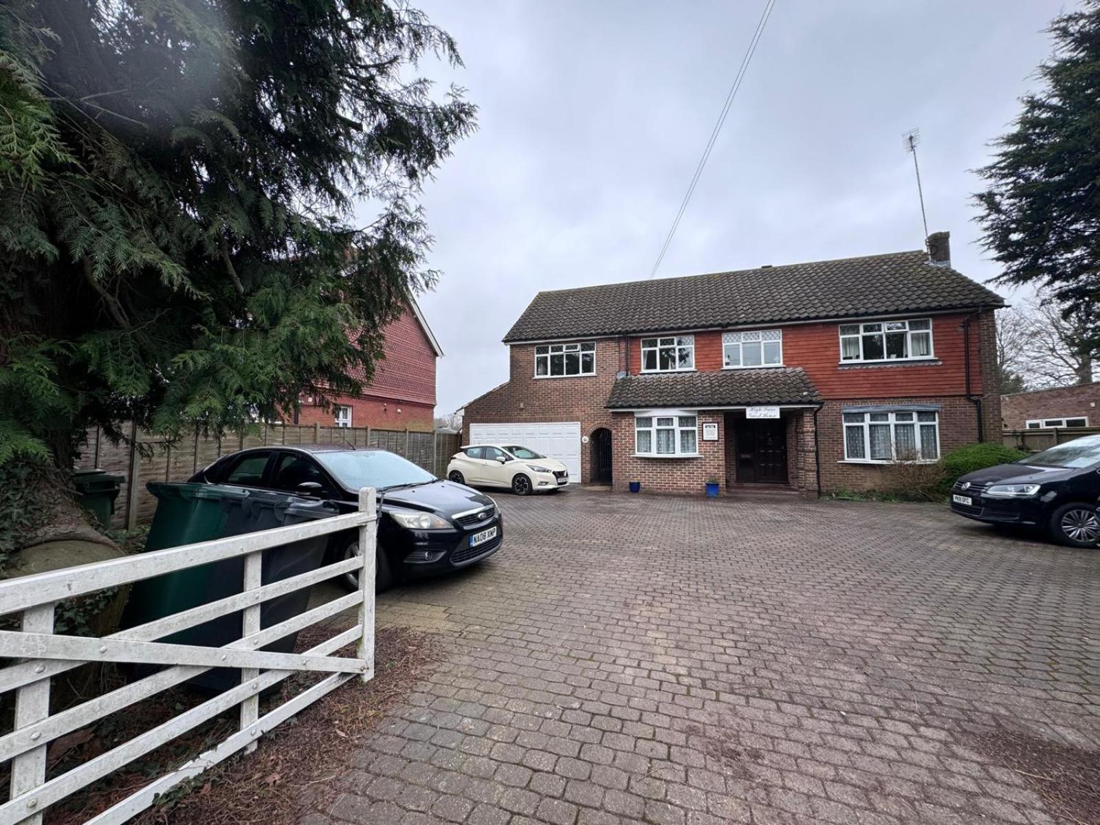 High Trees Guest House Gatwick Горлі Екстер'єр фото