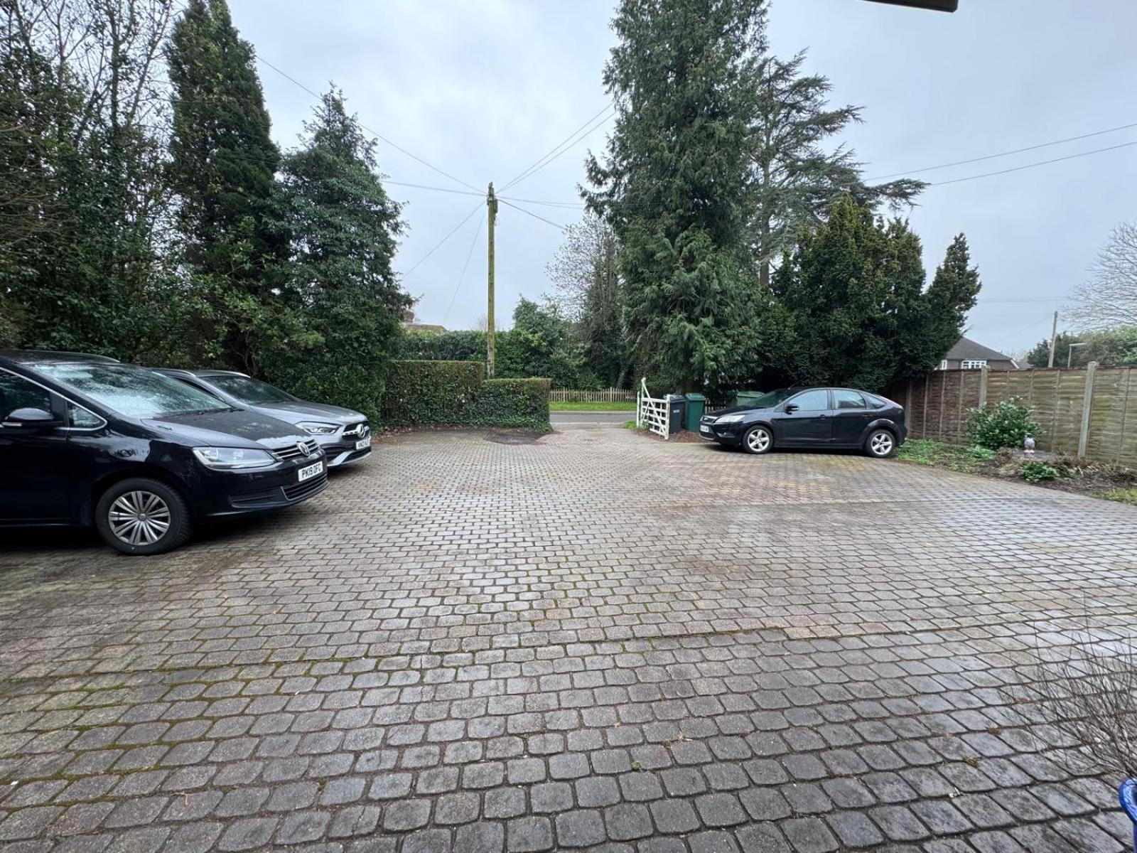 High Trees Guest House Gatwick Горлі Екстер'єр фото