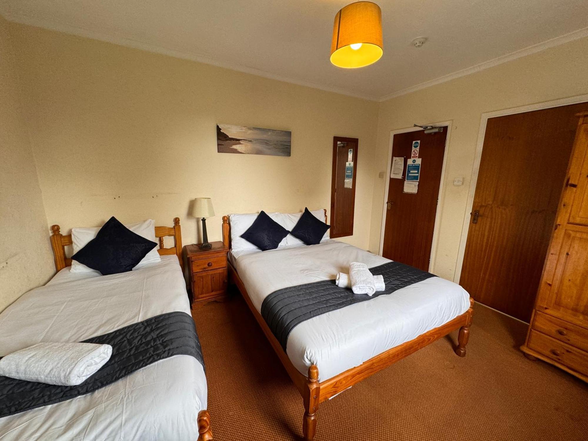 High Trees Guest House Gatwick Горлі Екстер'єр фото
