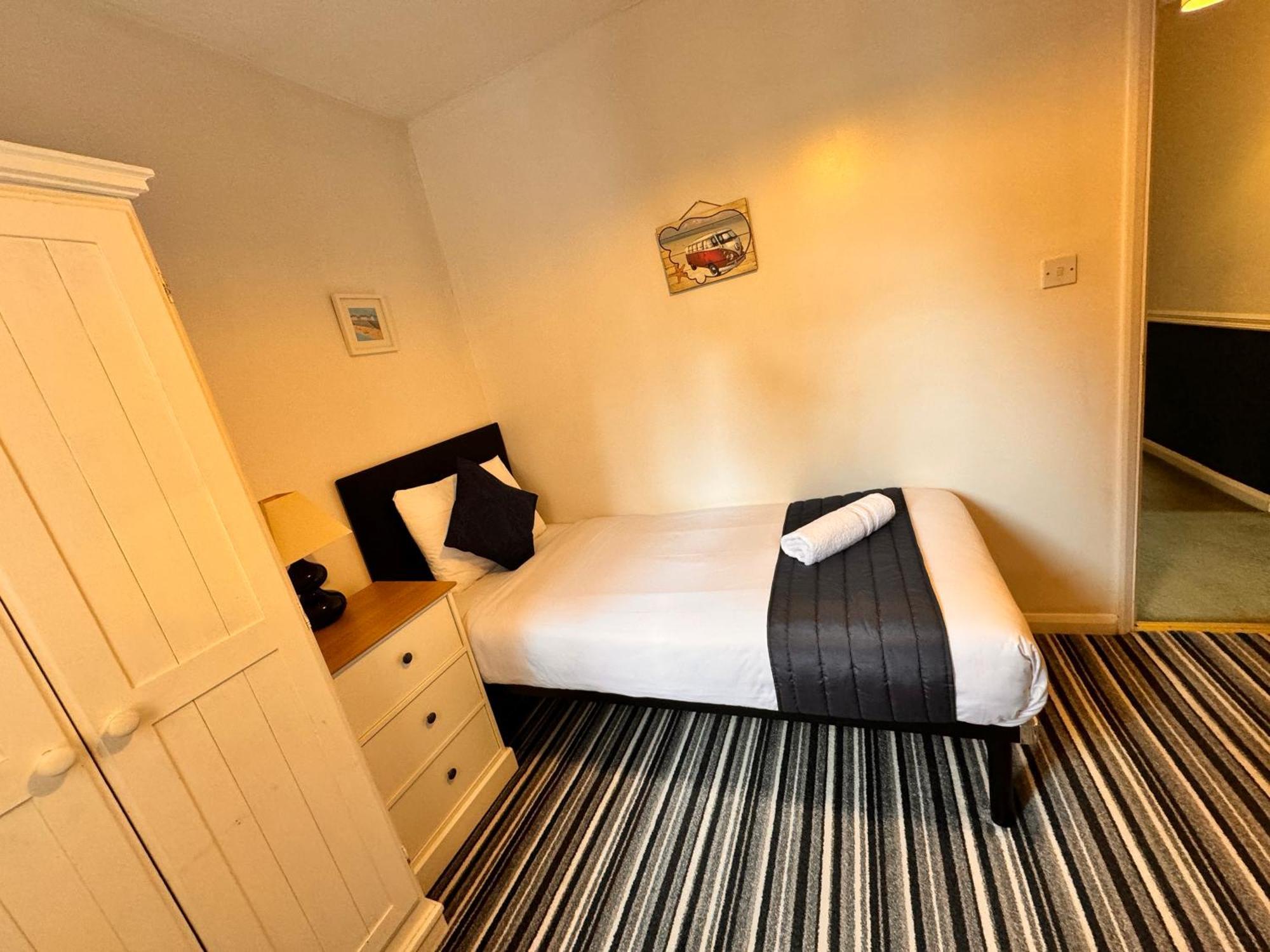 High Trees Guest House Gatwick Горлі Екстер'єр фото