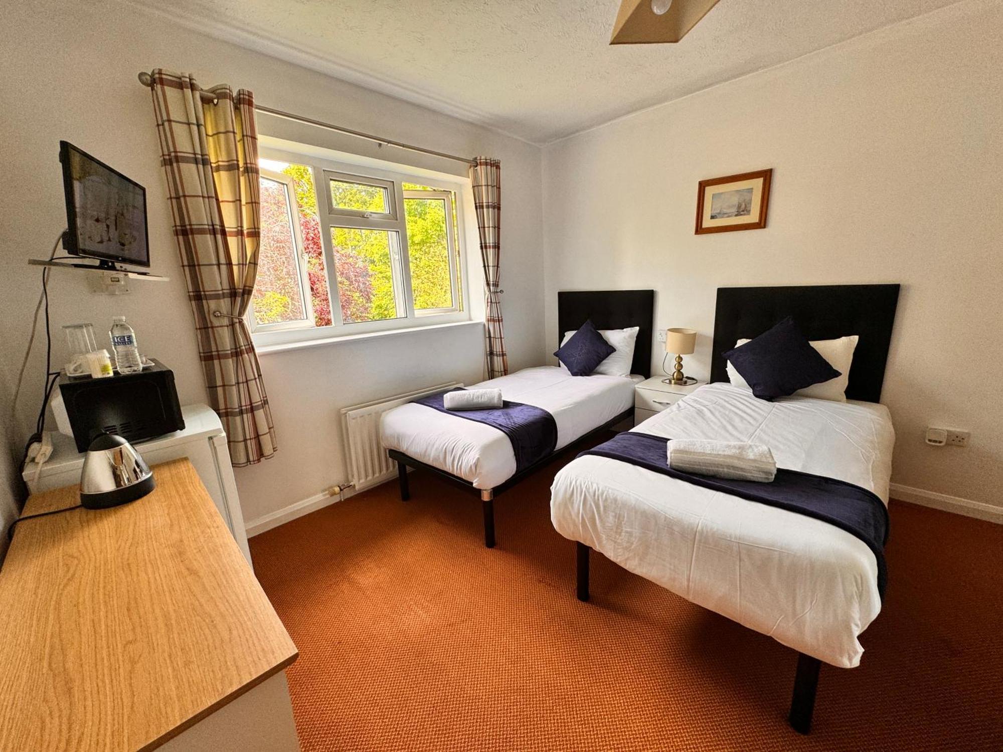 High Trees Guest House Gatwick Горлі Екстер'єр фото