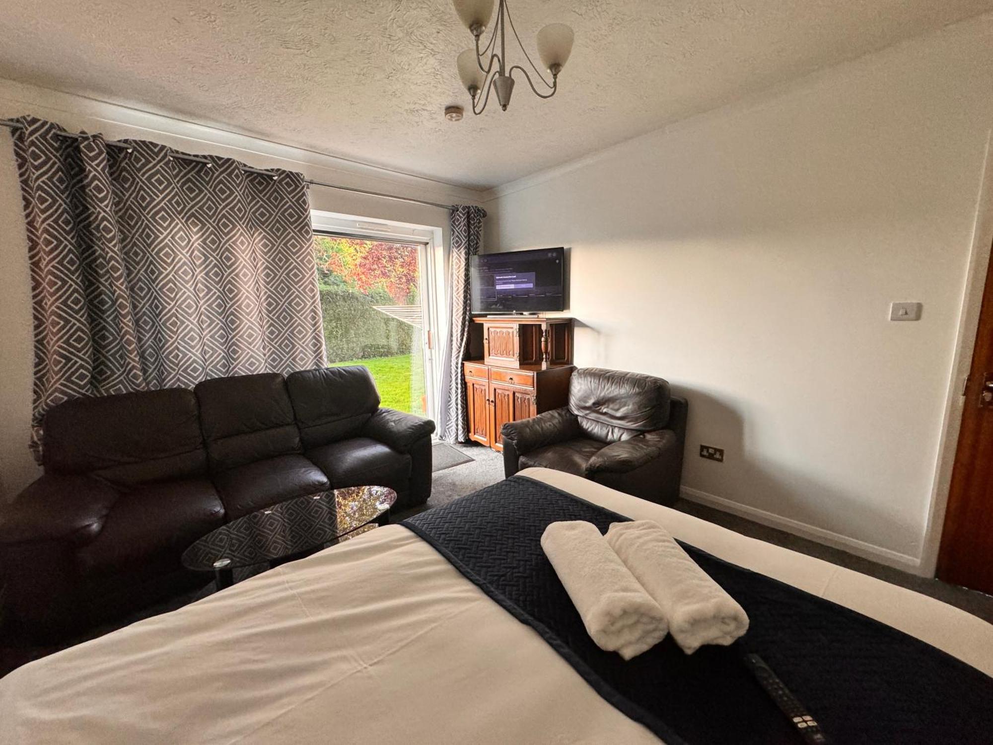 High Trees Guest House Gatwick Горлі Екстер'єр фото