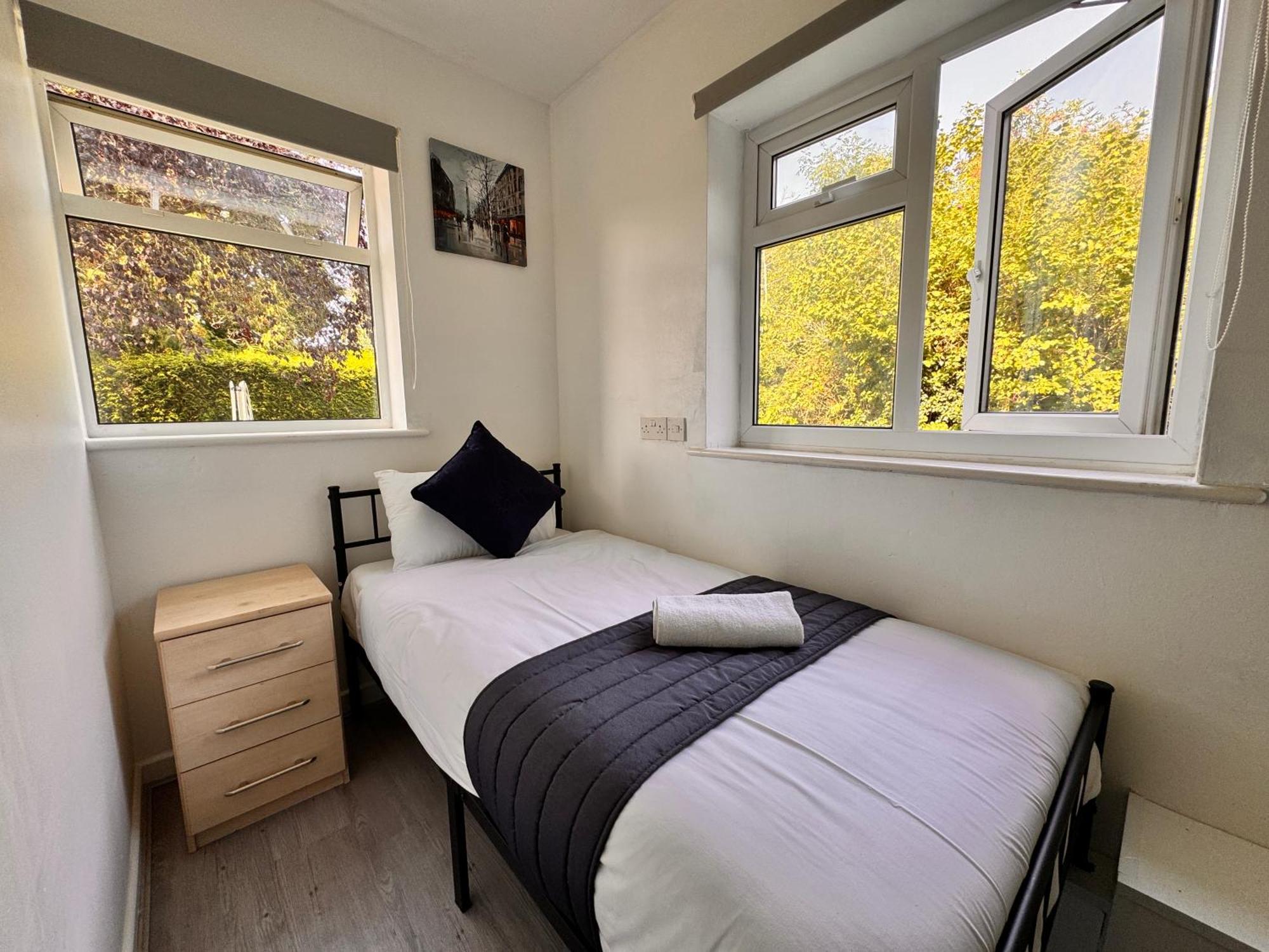 High Trees Guest House Gatwick Горлі Екстер'єр фото