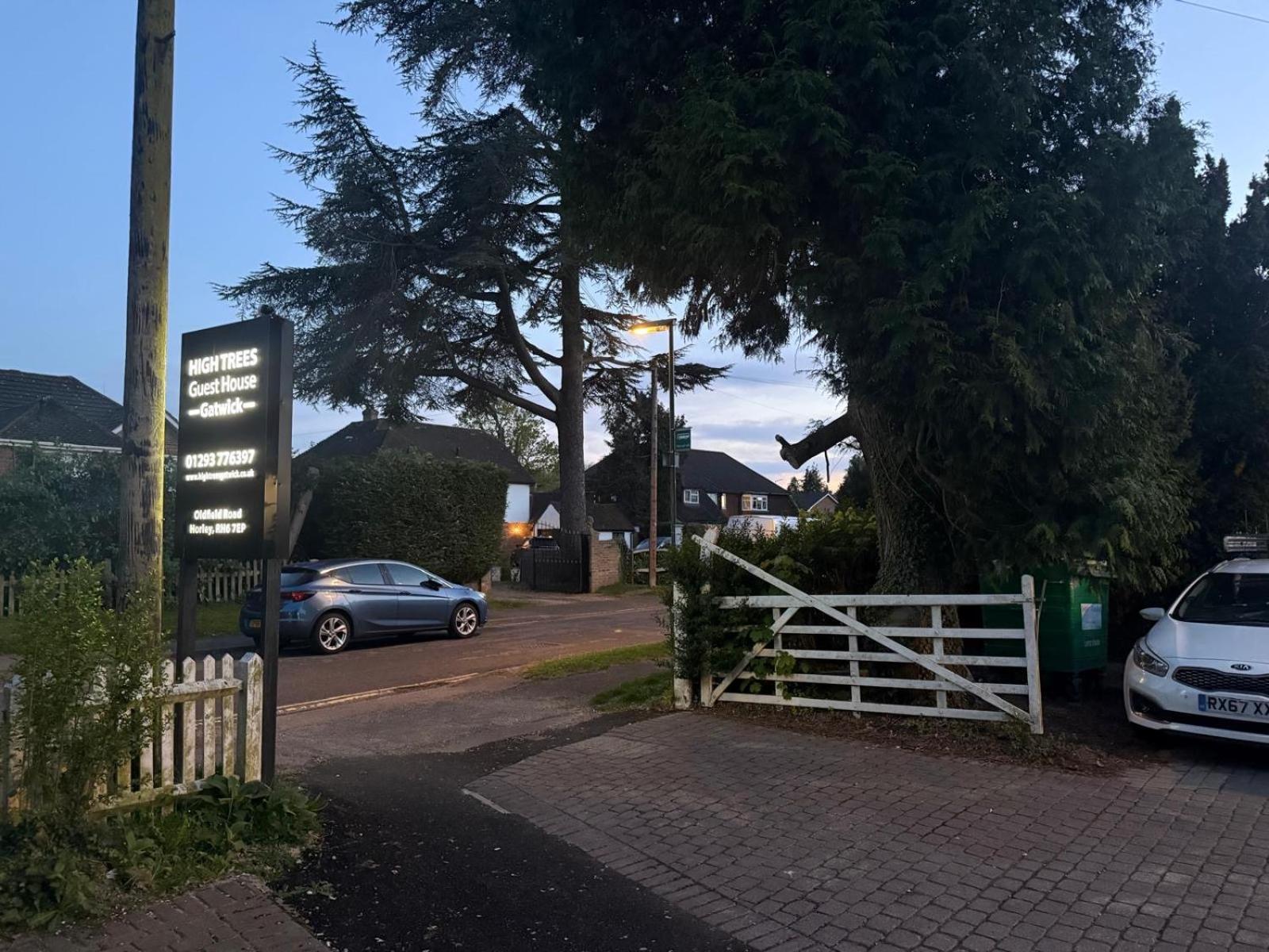 High Trees Guest House Gatwick Горлі Екстер'єр фото
